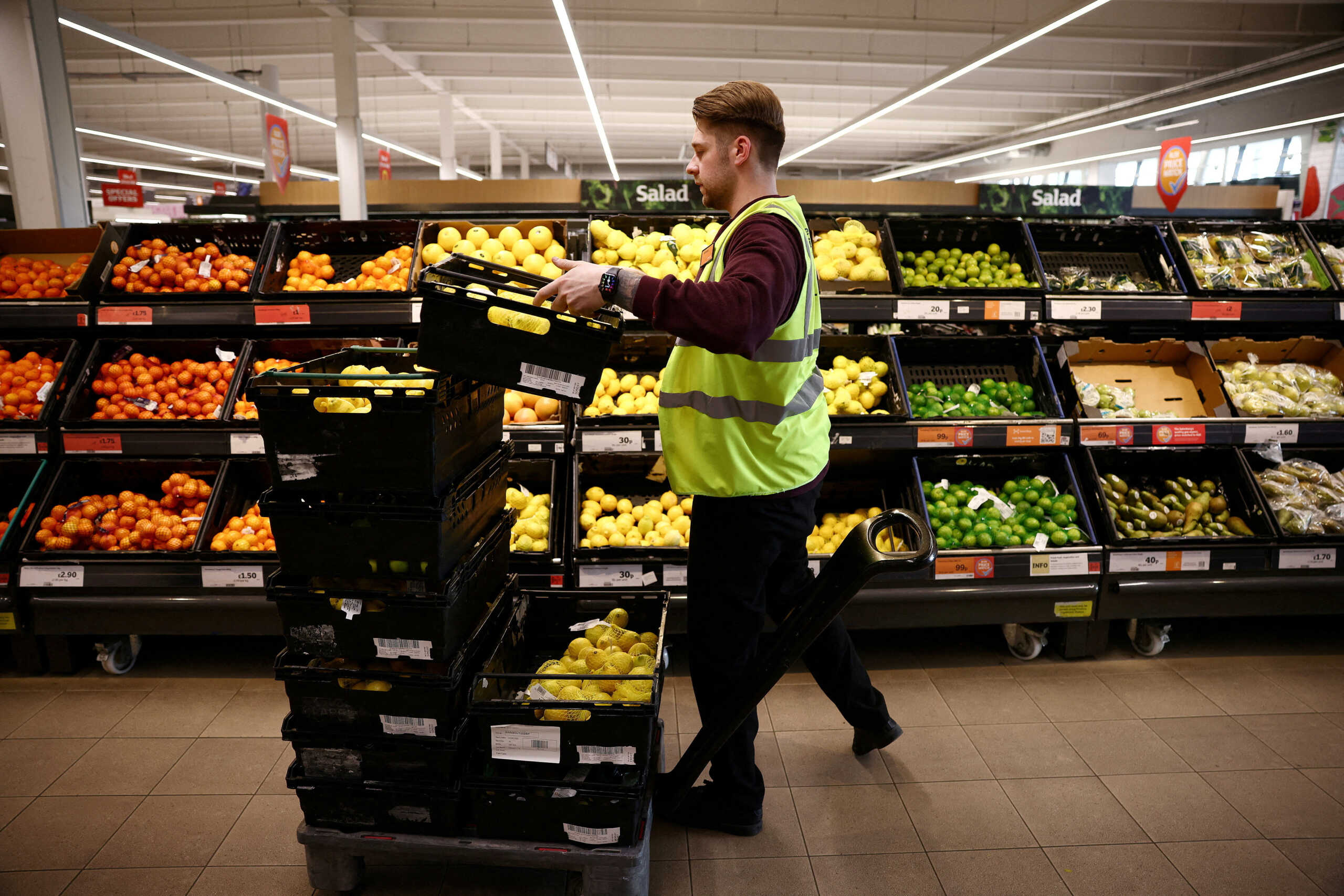 Στη Βρετανία αγοράζουν λιγότερα τρόφιμα λόγω ακρίβειας