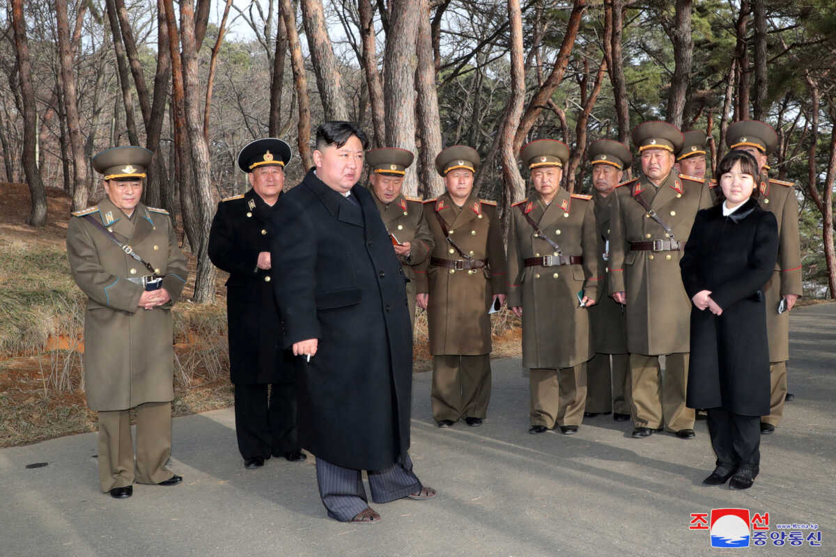 Βόρεια Κορέα: Ο Κιμ Γιονγκ Ουν ζήτησε να αυξηθεί η παραγωγή «στρατιωτικού πυρηνικού υλικού»