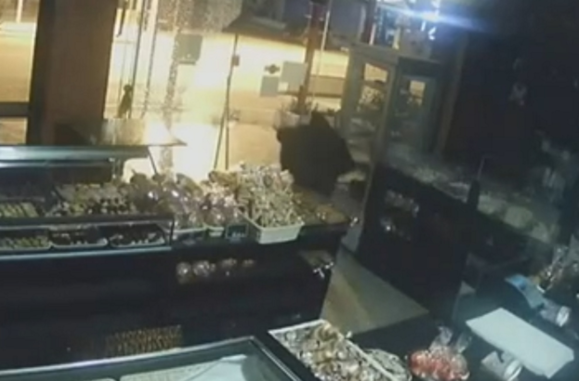 Εύβοια: Η στιγμή που διαρρήκτης πέφτει πάνω σε τζαμαρία φούρνου, δείτε το βίντεο