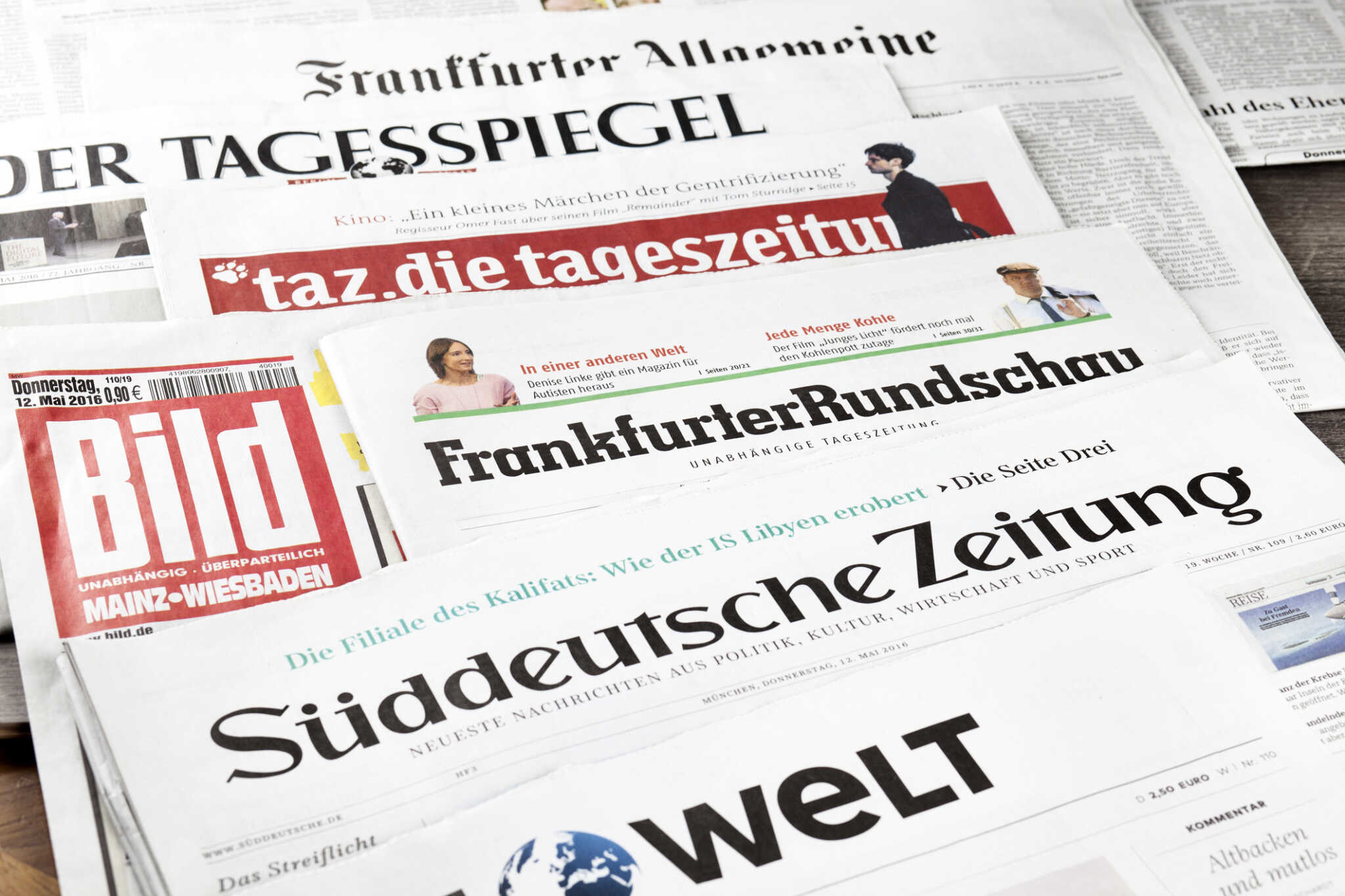 Press germany. Sueddeutsche Zeitung логотип. СМИ немецкие Цайтунг. Print Zeitung. Montag paper.