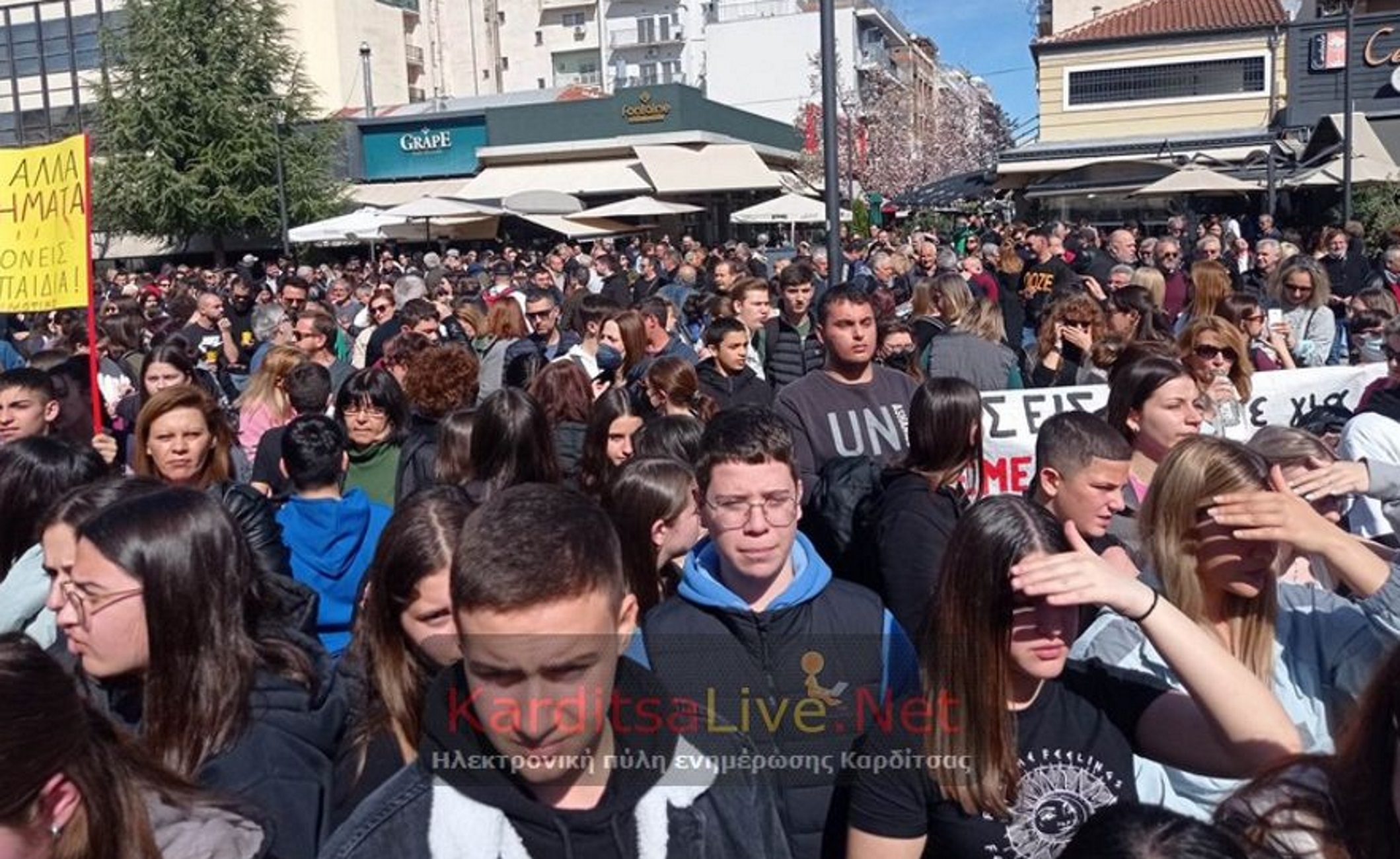 Καρδίτσα: Τρακτέρ και χιλιάδες άτομα σε συγκέντρωση διαμαρτυρίας για τα Τέμπη