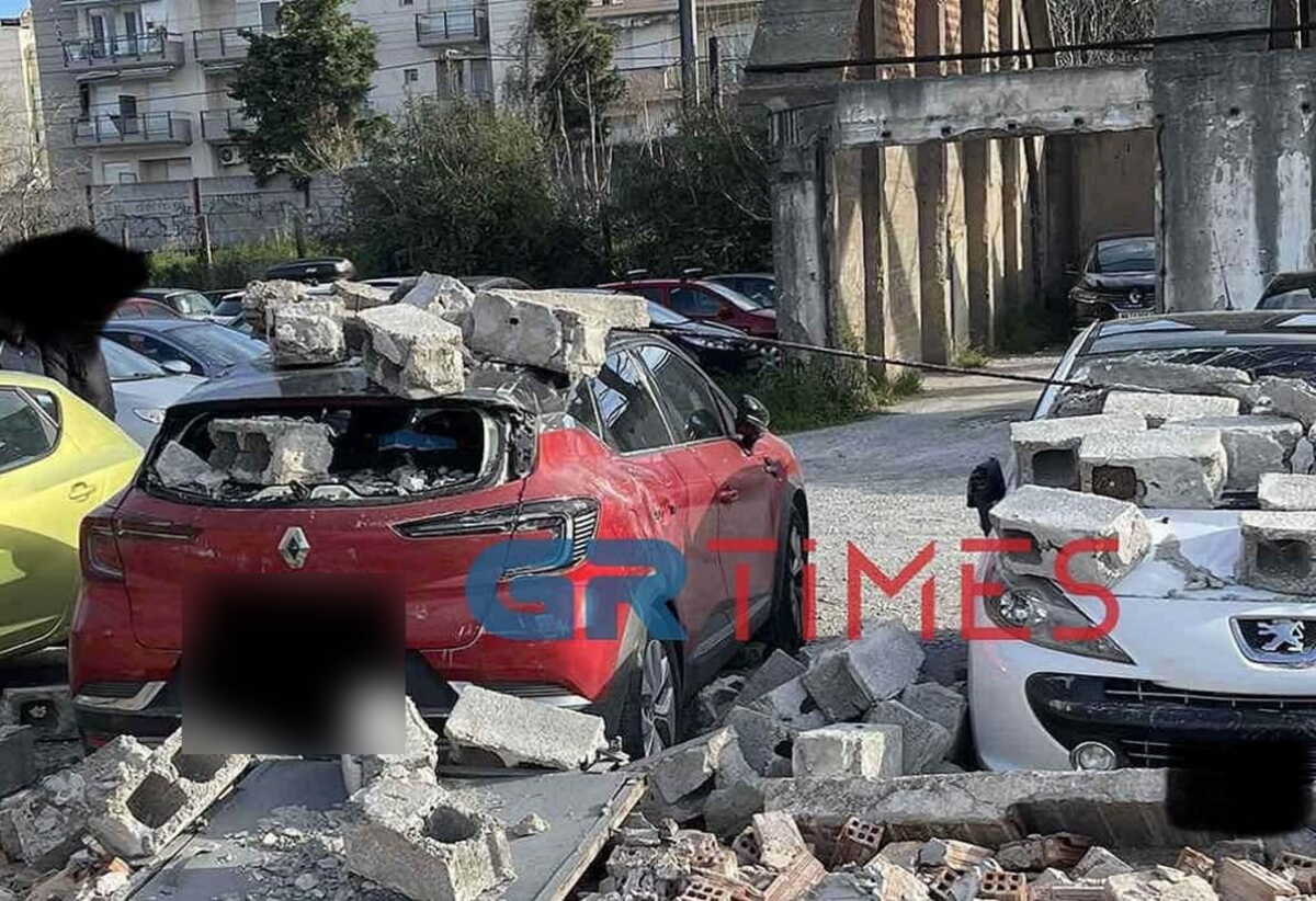 Καιρός – Θεσσαλονίκη: Τοίχος κατέρρευσε από ισχυρούς ανέμους και καταπλάκωσε τουλάχιστον 10 αυτοκίνητα