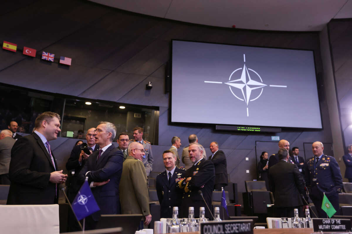 NATO: Στις ΗΠΑ αναλογεί το 70% των στρατιωτικών δαπανών