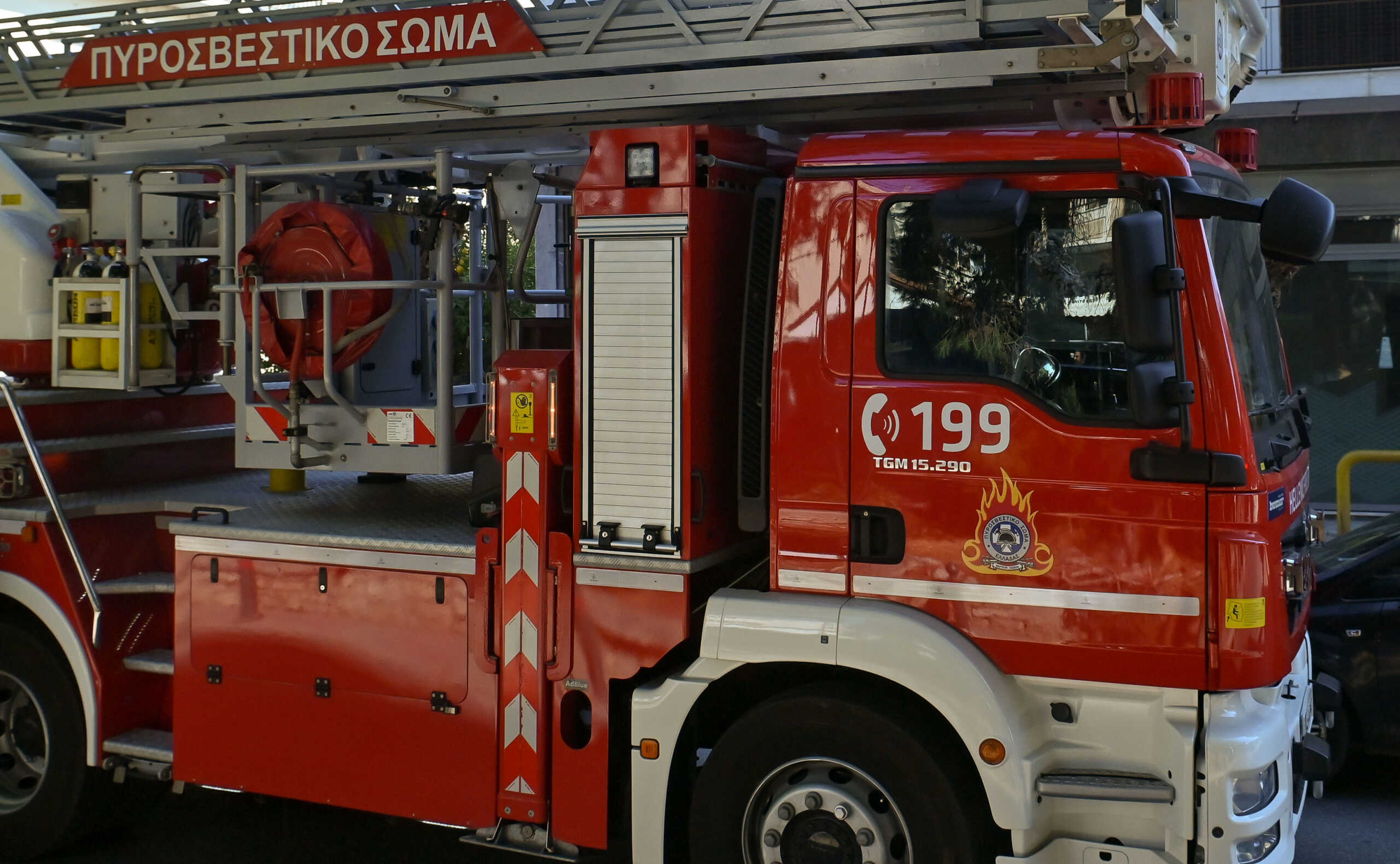 Θεσσαλονίκη: Φωτιά σε δύο αυτοκίνητα και μια μηχανή σε πυλωτή πολυκατοικίας