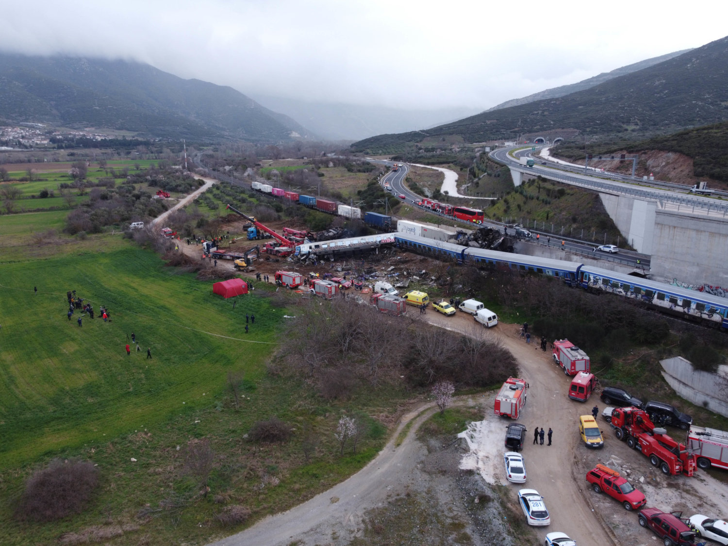 Σύγκρουση τρένων στα Τέμπη: Νέες εικόνες στον τόπο της εθνικής τραγωδίας