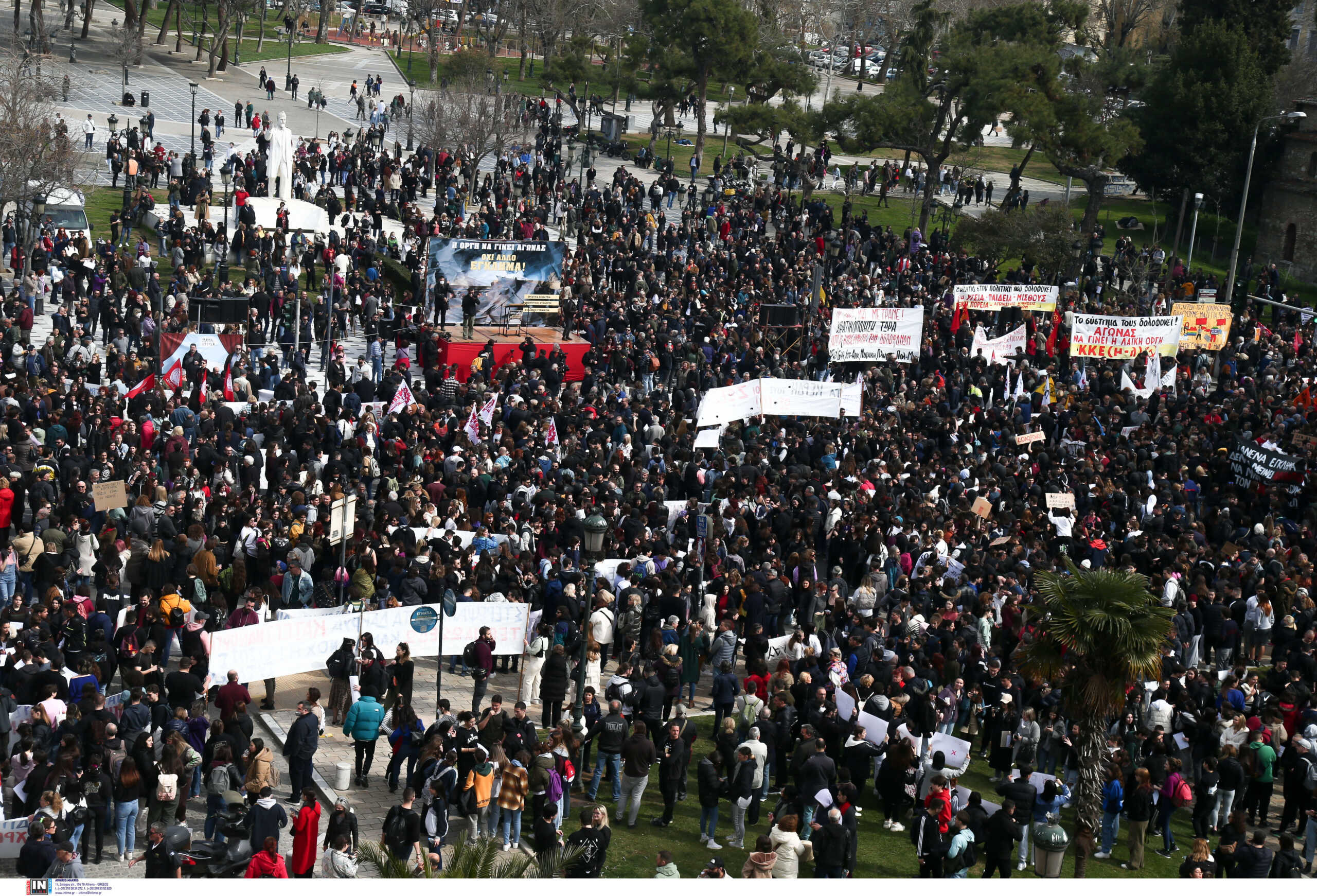 Θεσσαλονίκη: Οι πρώτες εικόνες από τη συγκέντρωση διαμαρτυρίας για το δυστύχημα στα Τέμπη