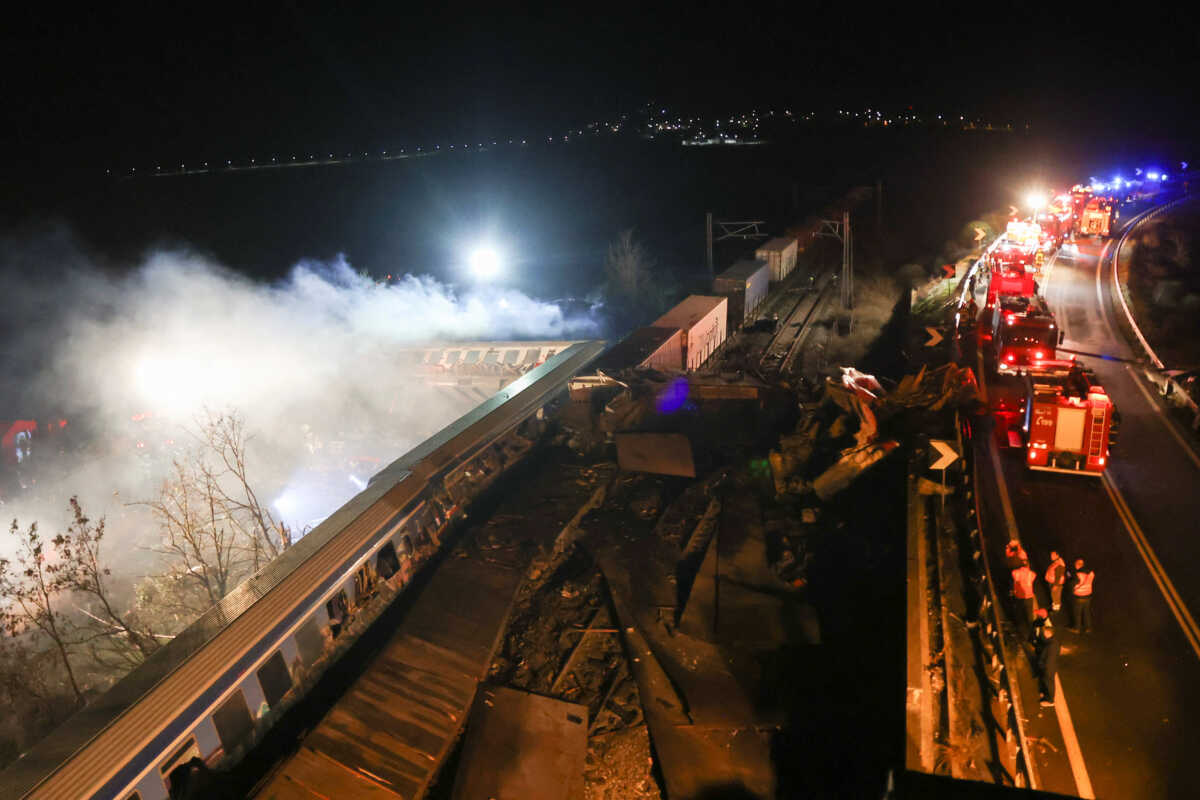 Σύγκρουση τρένων στη Λάρισα: Συγκλονιστικές εικόνες του Reuters από το σημείο της τραγωδίας