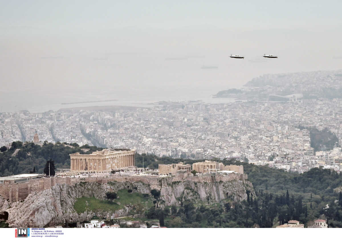 Άνοιξαν πανό στην Ακρόπολη για την 12χρονη από τον Κολωνό