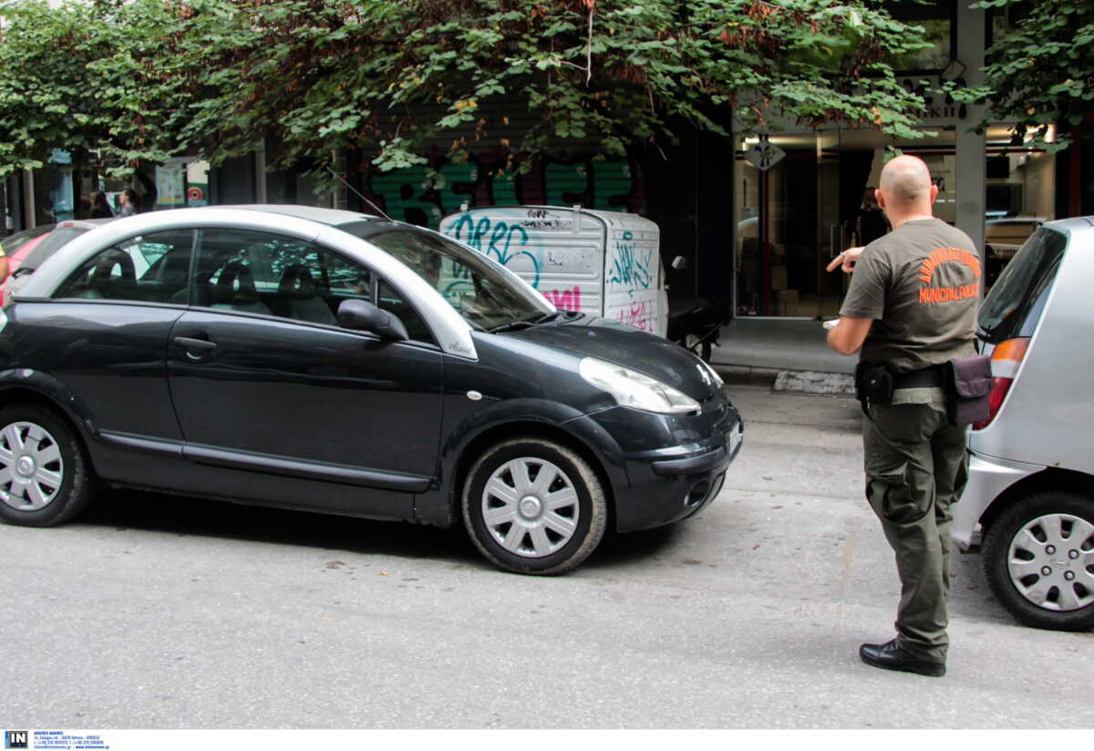 Θεσσαλονίκη: «Κινδύνεψαν ζωές» – Πώς έγινε το περιστατικό με τον 62χρονο που πάτησε δημοτικό αστυνομικό για μία κλήση