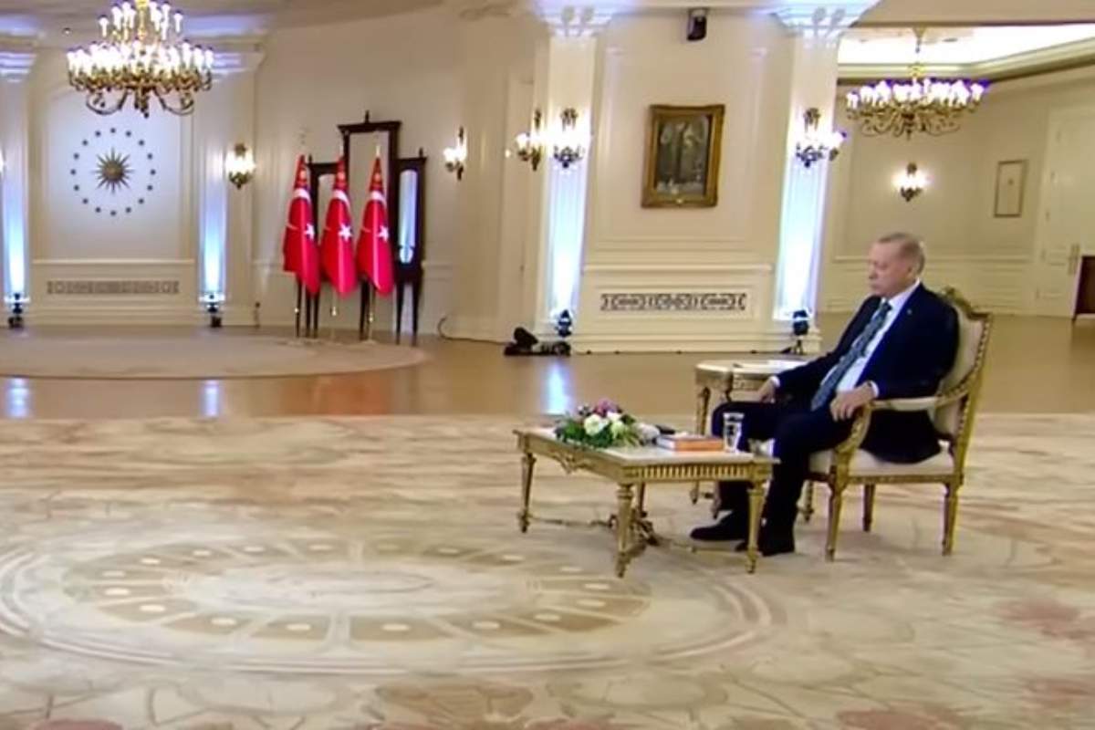 Ερντογάν: Ξαφνική αδιαθεσία του προέδρου της Τουρκίας σε ζωντανή μετάδοση – Διέκοψαν τη live συνέντευξη