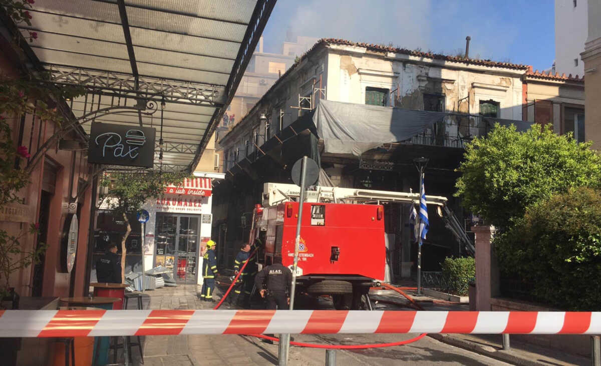 Αθήνα: Φωτιά σε κτήριο στην Αιόλου