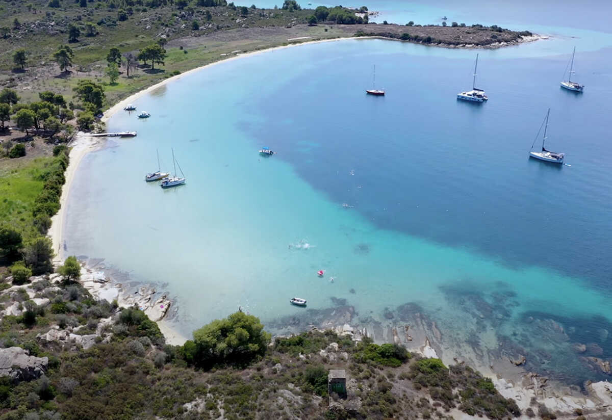 Διάπορος Χαλκιδικής: Το νησί με τα μονίμως ζεστά, διάφανα, τιρκουάζ νερά