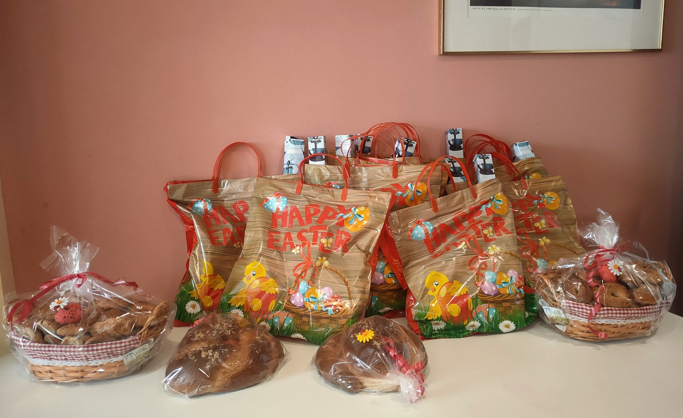 Δήμος Αθηναίων: Εορταστικά πακέτα τροφίμων σε ευάλωτες οικογένειες – «Γεύμα Αγάπης» το Πάσχα στο Ρουφ