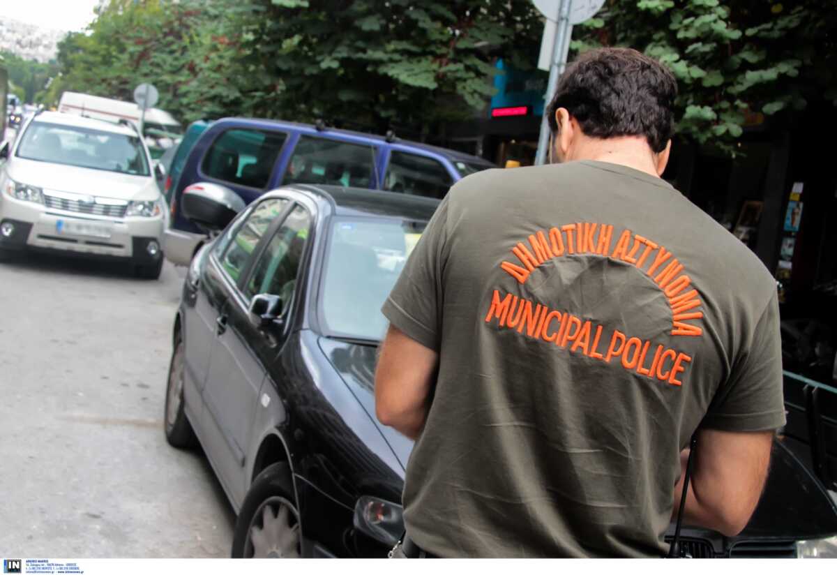 Θεσσαλονίκη: Πάτησε με το αυτοκίνητο  δημοτικό αστυνομικό επειδή του έκοψε κλήση