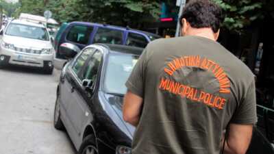 Θεσσαλονίκη: Πάτησε με το αυτοκίνητο  δημοτικό αστυνομικό επειδή του έκοψε κλήση