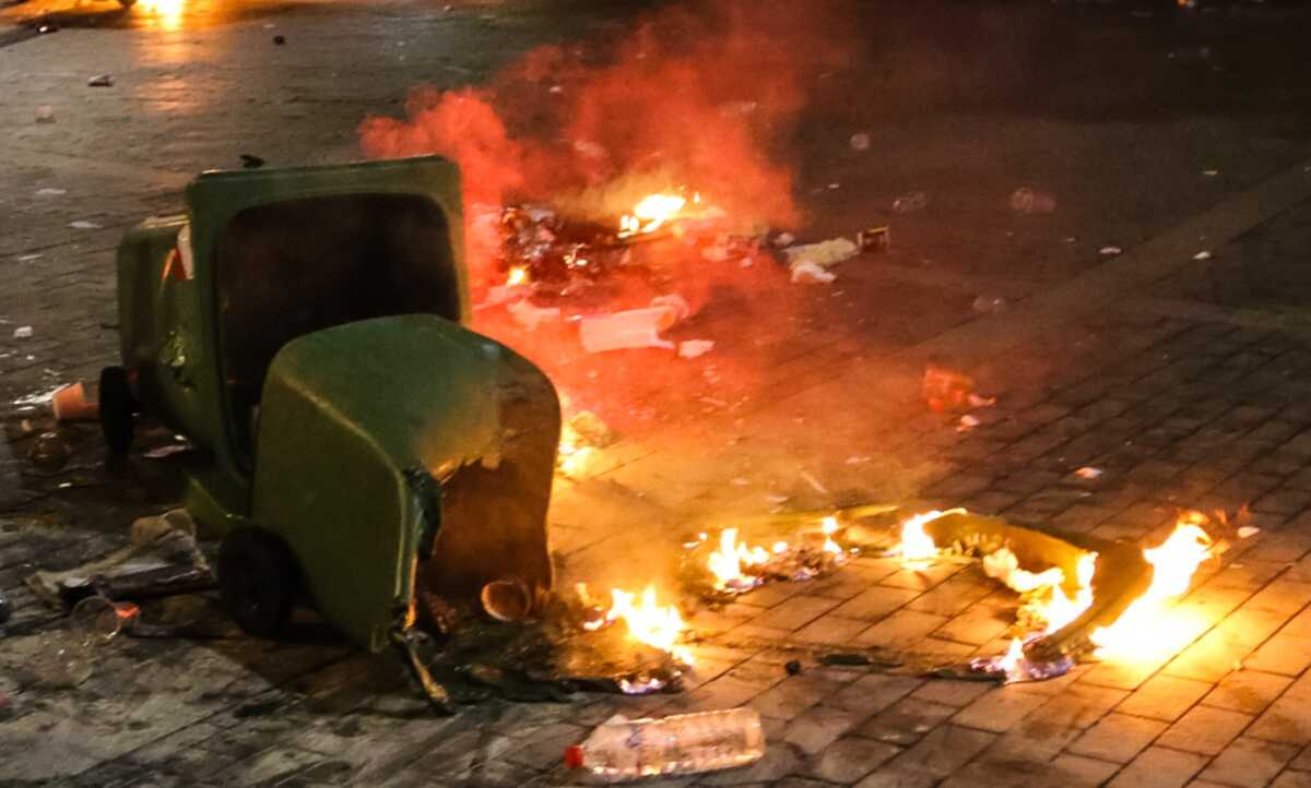 Αγρίνιο: Έβαλαν φωτιά σε 36 κάδους σκουπιδιών, 4 συλλήψεις από την αστυνομία