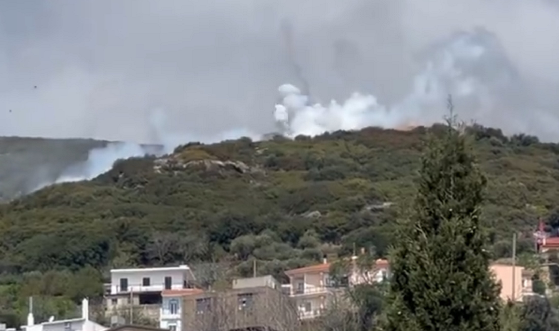Πάσχα 2023 – Σάμος: Βίντεο από το εκρηκτικό έθιμο με τις οβίδες στον Μαραθόκαμπο