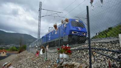 Τέμπη: Η στιγμή που το τρένο Intercity περνάει από το σημείο της εθνικής τραγωδίας, βίντεο