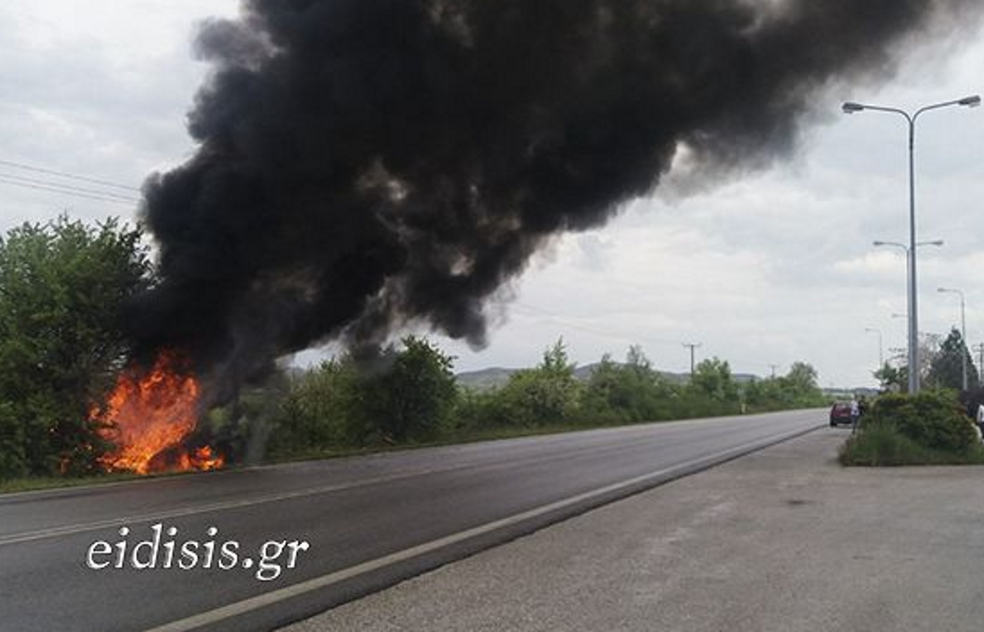 Κιλκίς: Αυτοκίνητο έγινε στάχτη από φωτιά μετά από τροχαίο, δείτε βίντεο