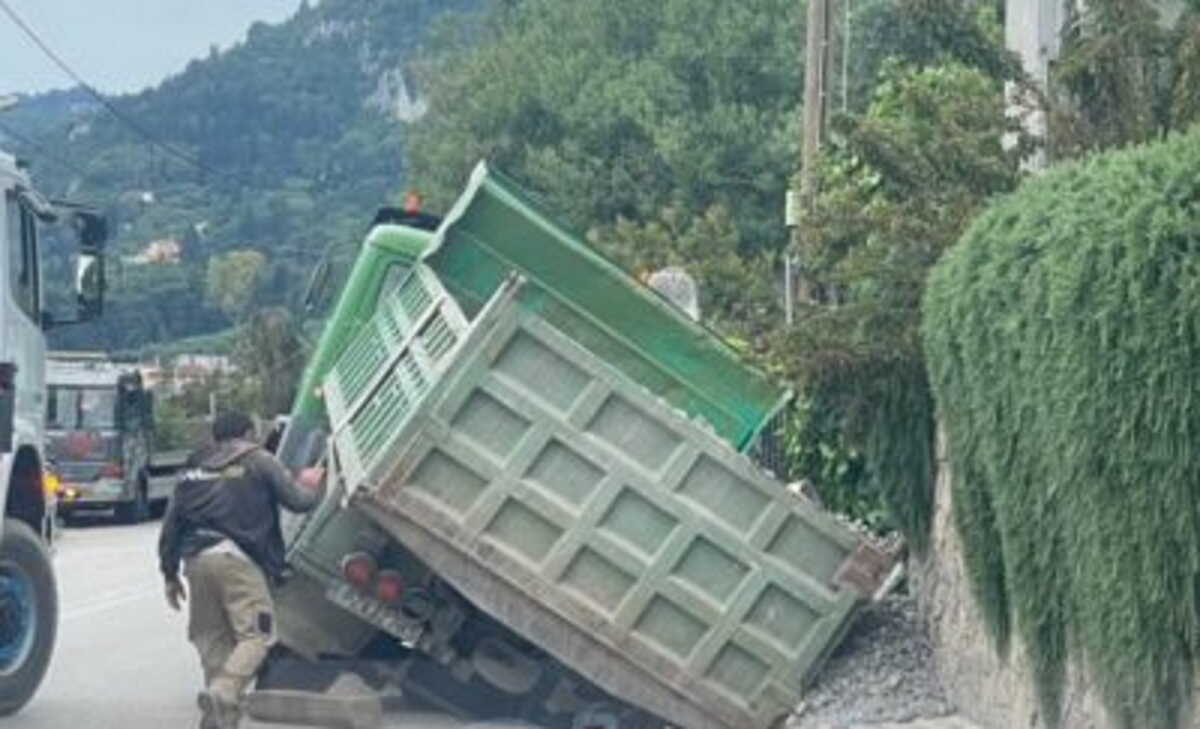Κέρκυρα: «Άνοιξε» η γη και κατάπιε μισό φορτηγό – Φωτογραφίες από το σημείο της καθίζησης