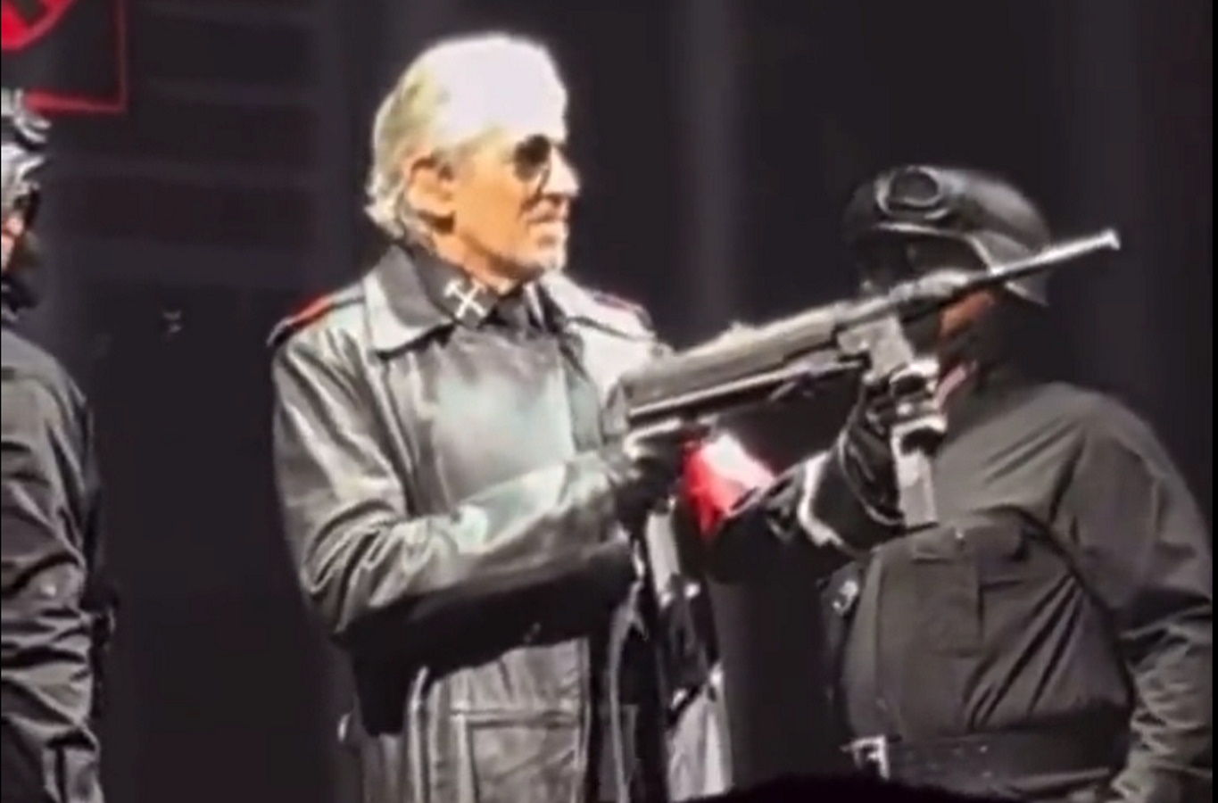 Βερολίνο: Ο Ρότζερ Γουότερς φόρεσε ναζιστική στολή σε συναυλία – Έρευνα από την αστυνομία