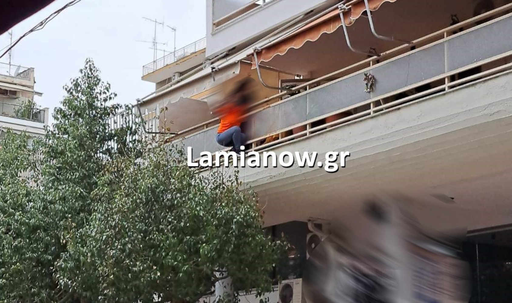 Λαμία: Γυναίκα απειλούσε να πέσει από το μπαλκόνι