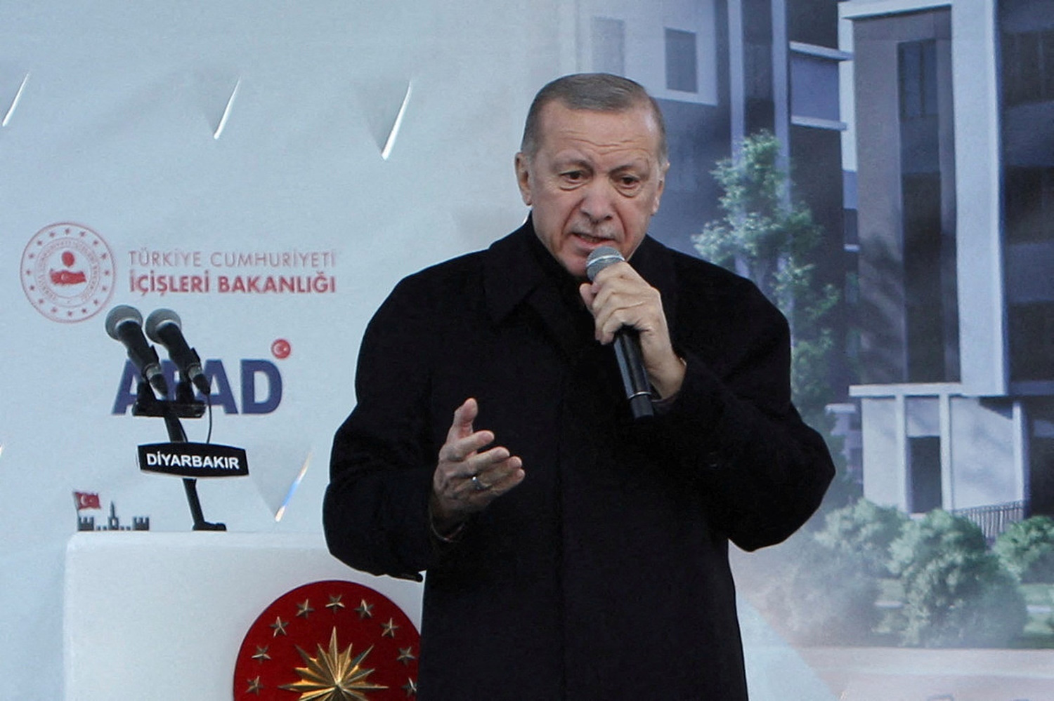 Τουρκικές εκλογές: Ο Ερντογάν τραγουδάει το τραγούδι του – «Εκλιπαρεί για ψήφους» λένε τα ΜΜΕ