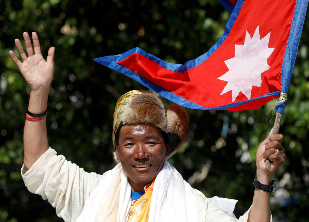 Νεπάλ: Ορειβάτης κατέκτησε την κορυφή του Έβερεστ για 27η φορά και έκανε ρεκόρ