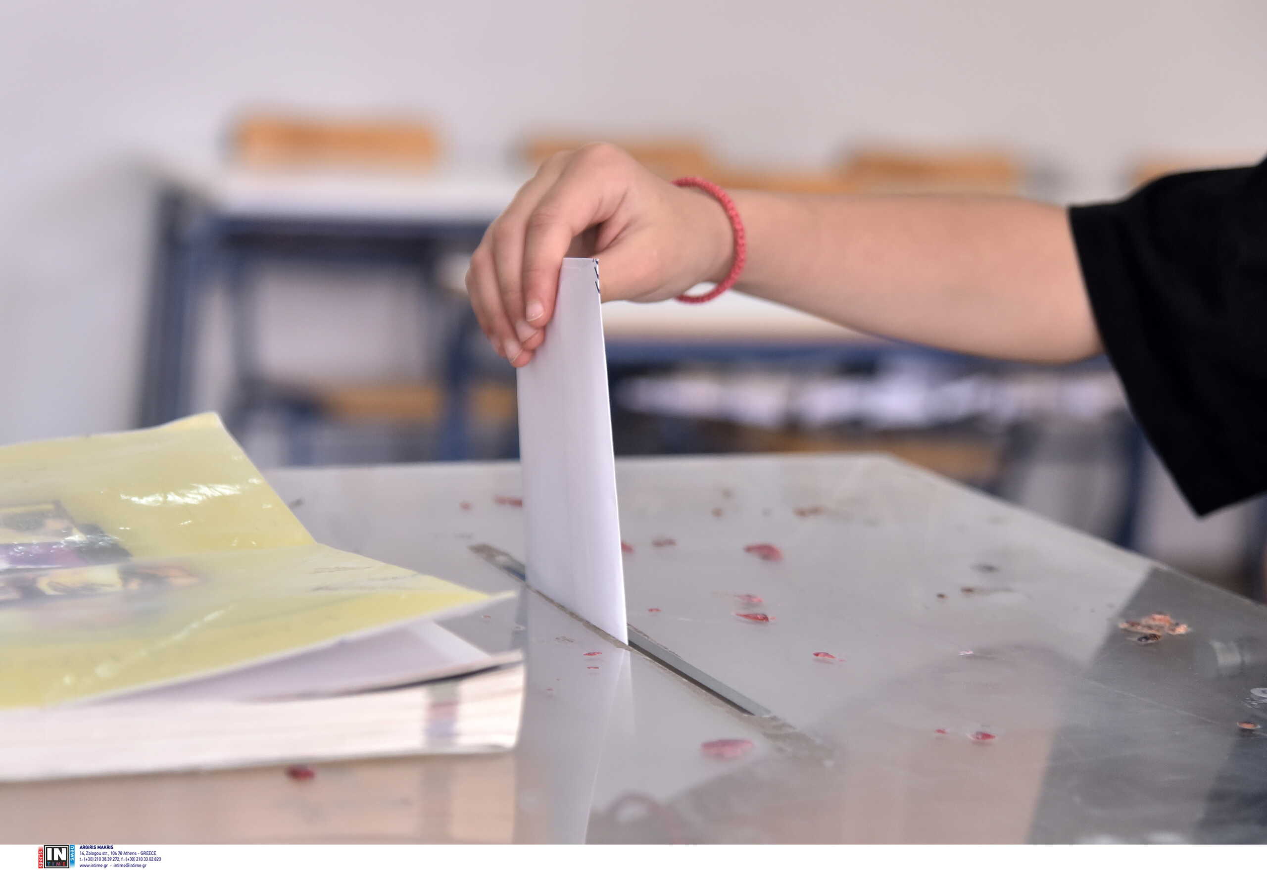 Εκλογές 2023 – Μεσολόγγι: Συνθήματα και φυτοφάρμακο σε εκλογικό κέντρο – Μεταφέρθηκε σε νηπιαγωγείο