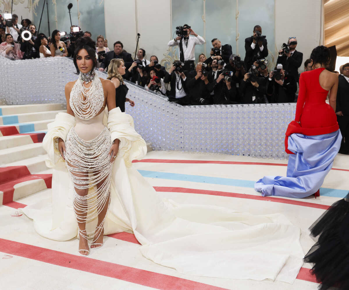 Kim Kardashian: Πήγε στο Met Gala με φόρεμα με 50.000 μαργαριτάρια και 16.000 κεντημένους κρυστάλλους