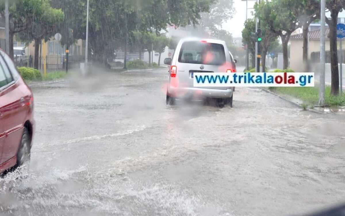 Καιρός – Τρίκαλα: Ισχυρό μπουρίνι μετέτρεψε τους δρόμους σε ποτάμια