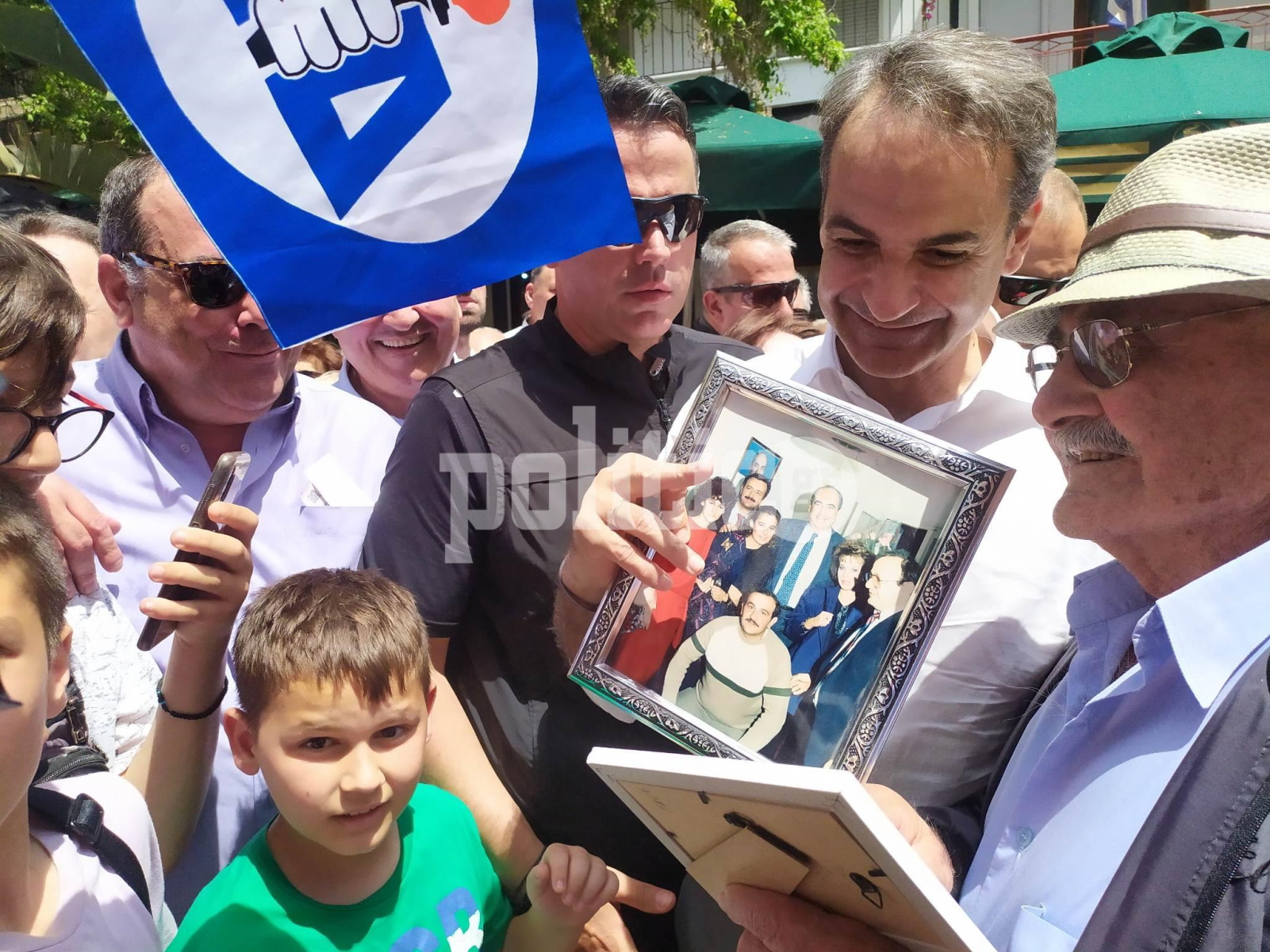Εκλογές 2023 – Κυριάκος Μητσοτάκης στο Κιλκίς: Τον υποδέχτηκαν με φωτογραφία της οικογένειάς του
