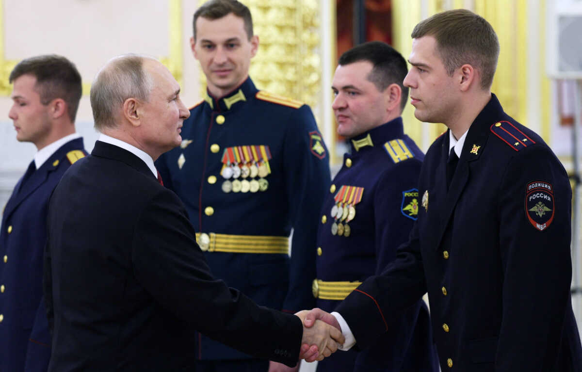 Πούτιν: Υποβαθμίζει την ουκρανική αντεπίθεση και υπόσχεται νέους πυραύλους που θα φέρουν 10 πυρηνικές κεφαλές