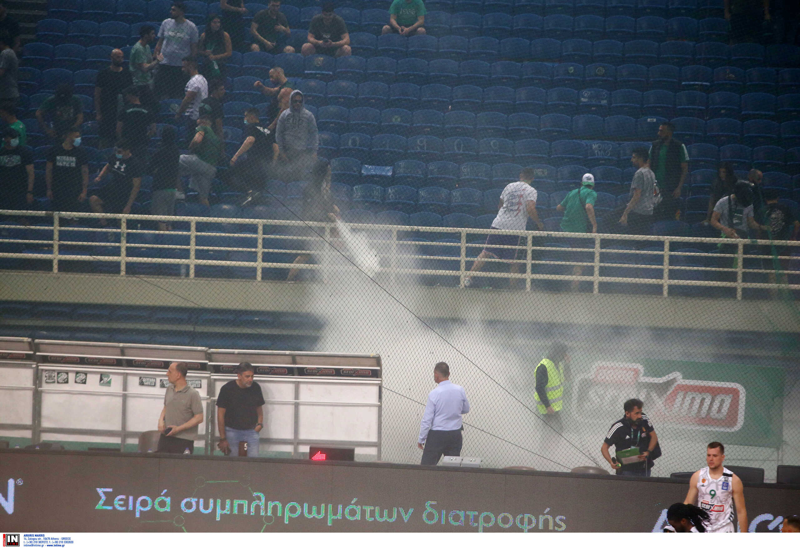 Παναθηναϊκός – Ολυμπιακός: Χαμός στο ΟΑΚΑ, οι οπαδοί του τριφυλλιού έσπασαν το γήπεδο