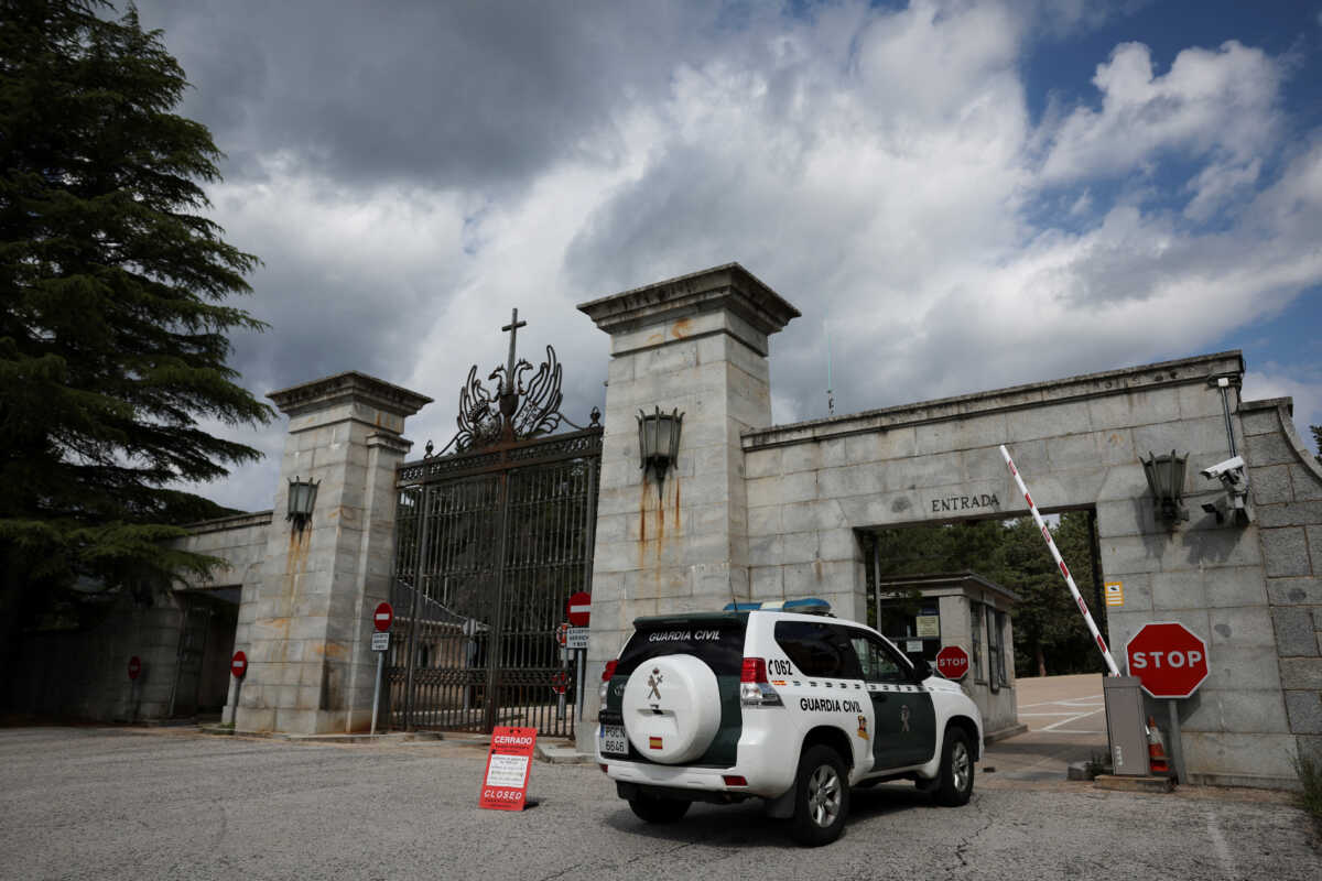 Ισπανία: Άρχισε η εκταφή 128 θυμάτων του Εμφυλίου από το πρώην μαυσωλείο του Φράνκο