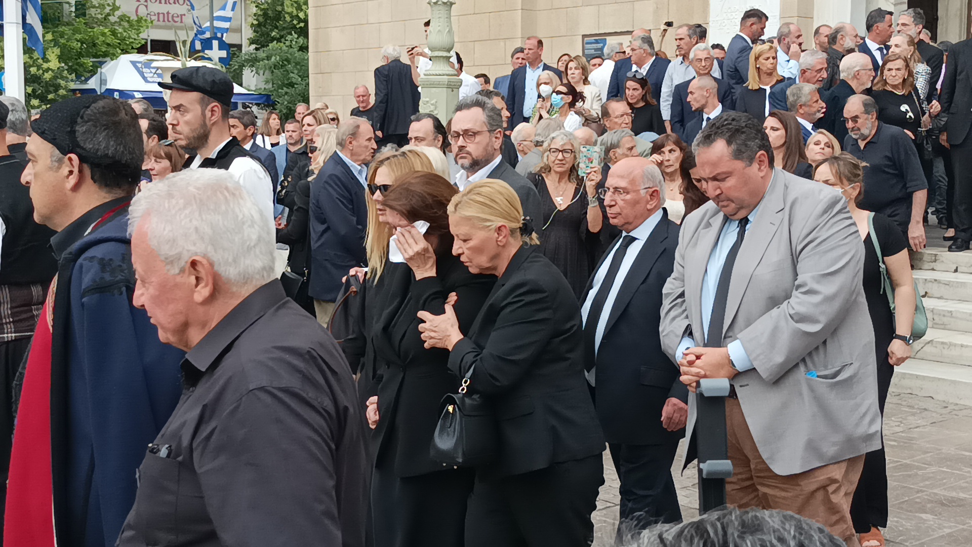 Γιάννης Μαρκόπουλος: Το ύστατο χαίρε στον μεγάλο συνθέτη στην κηδεία του στη Μητρόπολη Αθηνών