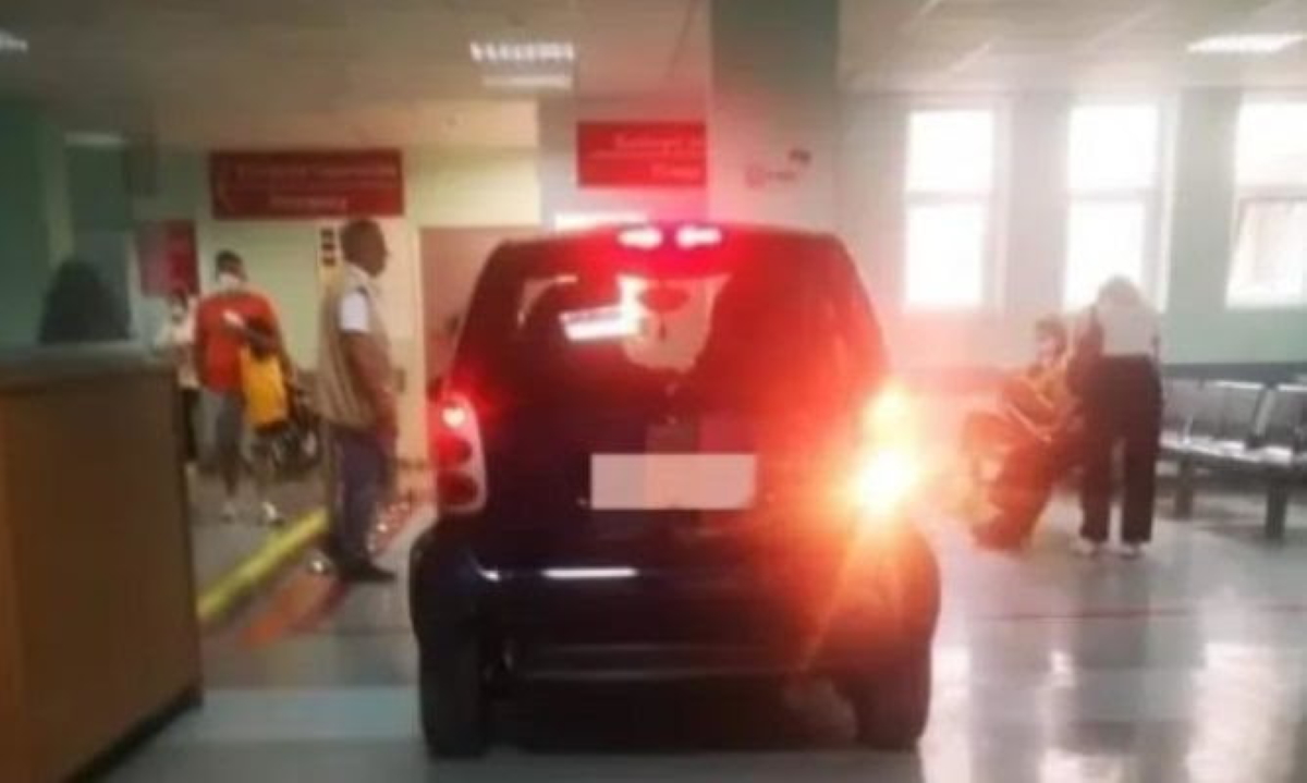 ΚΑΤ: Ασθενής μπούκαρε με το αυτοκίνητό του στα Επείγοντα γιατί δεν έβρισκε τραυματιοφορέα