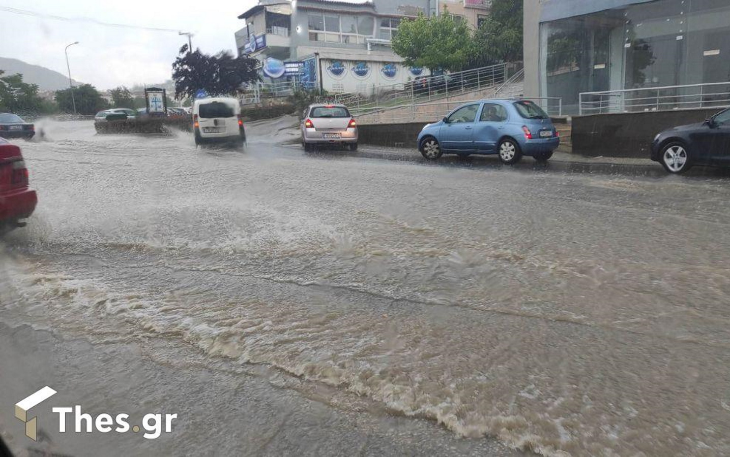 Καιρός – Θεσσαλονίκη: Προβλήματα από τη δυνατή βροχή – Πλημμύρισαν δρόμοι