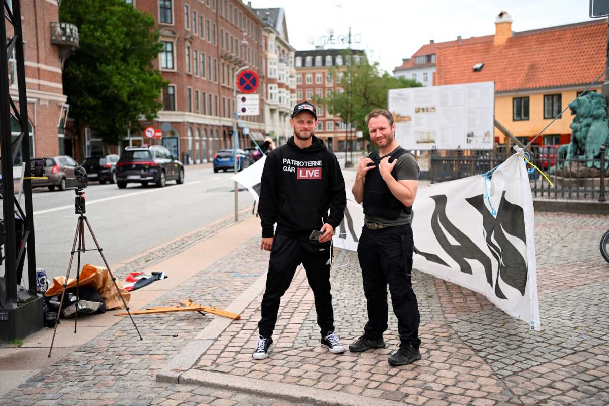 Δανία: Ακροδεξιοί διαδηλωτές έκαψαν το Κοράνι μπροστά από την πρεσβεία του Ιράκ στην Κοπεγχάγη