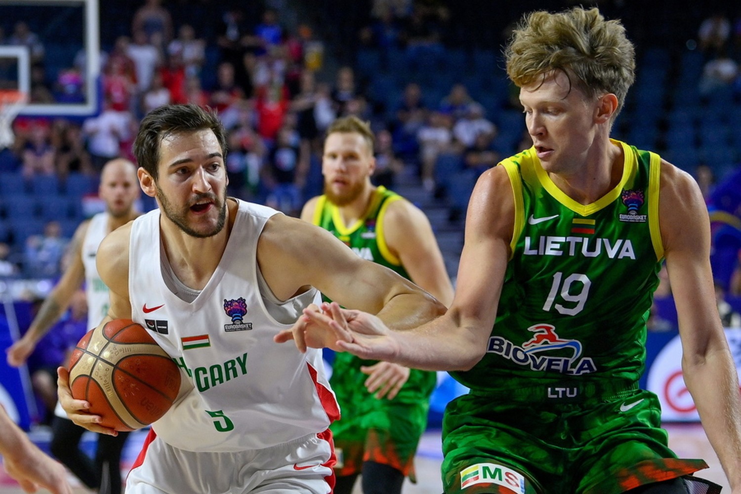 epa10164442 Allen Rosco (L) of Hungary in action against Mindaugas Kuzminskas (R) of Lithuania during the FIBA EuroBasket 2022 group B basketball match between Hungary and Lithuania in Cologne, Germany, 06 September 2022.  EPA