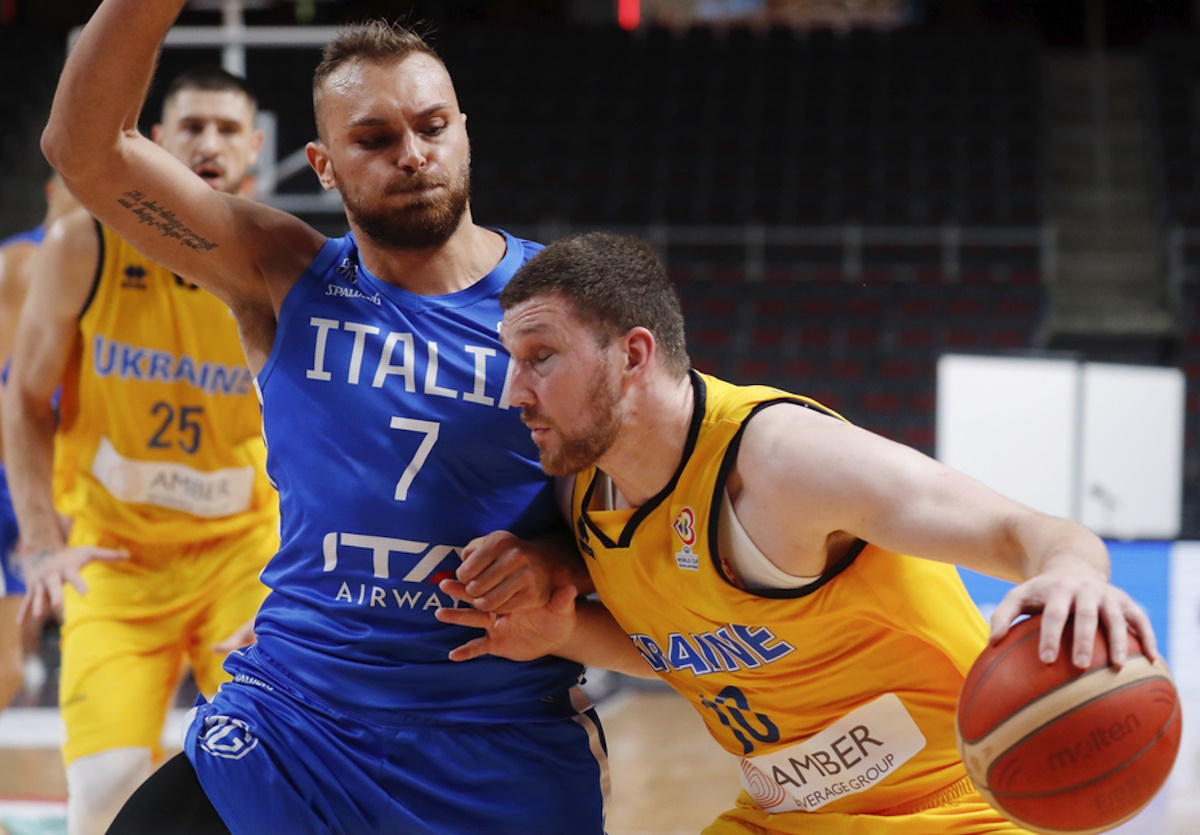 epa10136577 Ukraine's Sviatoslav Mykhailiuk (R) and Italy's Stefano Tonut in action during the FIBA Basketball World Cup 2023 qualifiers match between Ukraine and Italy at Arena Riga, Latvia, 24 August 2022.  EPA