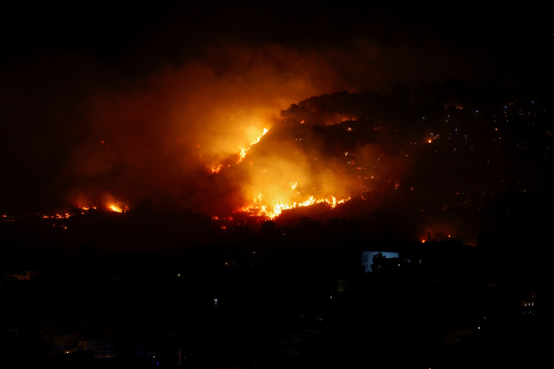 Σικελία: Τουλάχιστον 3 νεκροί από τις φωτιές – Κάηκε δωρικός ναός 2.500 ετών