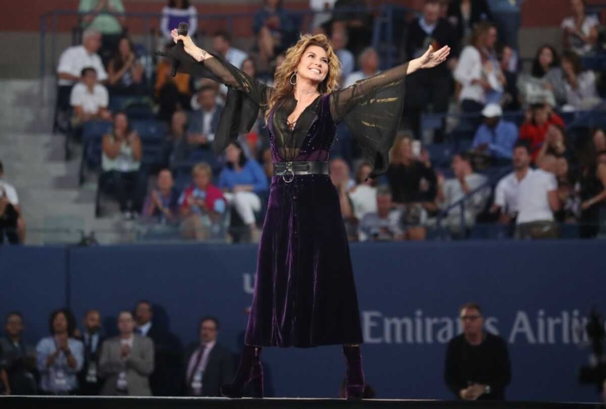 Shania Twain: Οι εικόνες από το ατύχημα που είχε στη σκηνή – Γλίστρησε και βρέθηκε στο πάτωμα