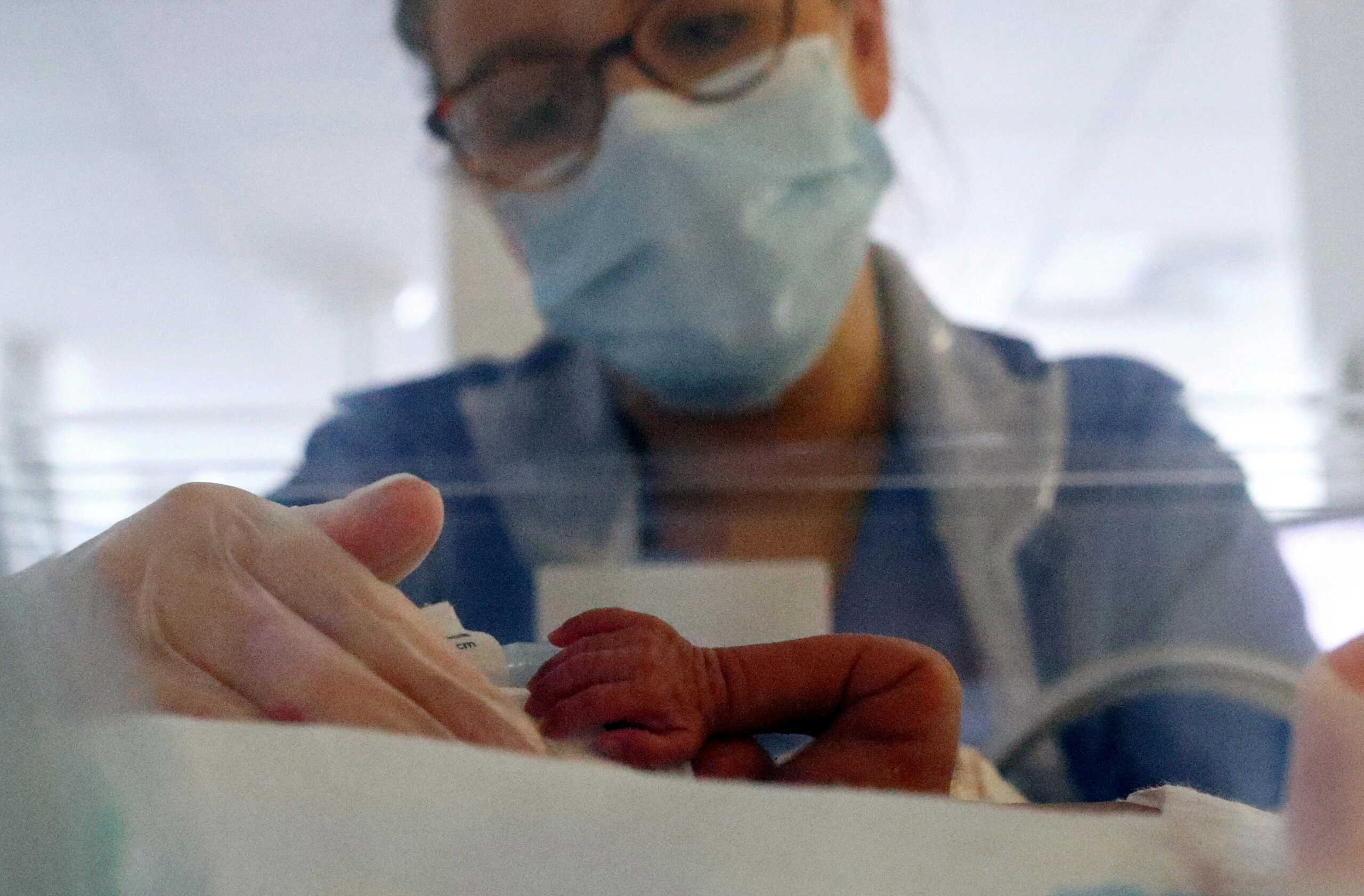 FILE PHOTO: Neonatal Nurse Layla Bridges cares for a premature baby in the Neonatal Intensive Care Unit at the Lancashire Women and Newborn Centre at Burnley General Hospital in East Lancashire, following the outbreak of the coronavirus disease (COVID-19), in Burnley, Britain May 15, 2020. Picture taken May 15, 2020. REUTERS