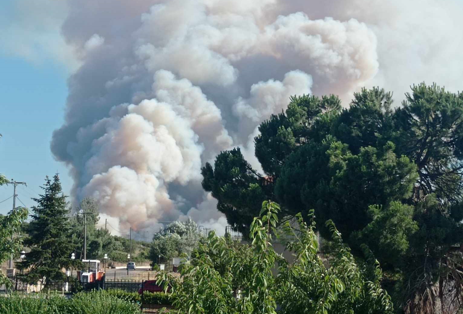 Μεγάλη φωτιά στα Δερβενοχώρια, μήνυμα 112 στους κατοίκους – Ενισχύονται οι πυροσβεστικές δυνάμεις