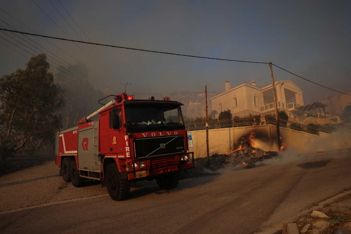 Φωτιά στο Σχηματάρι: Τέθηκε υπό έλεγχο, δεν κινδύνεψαν σπίτια