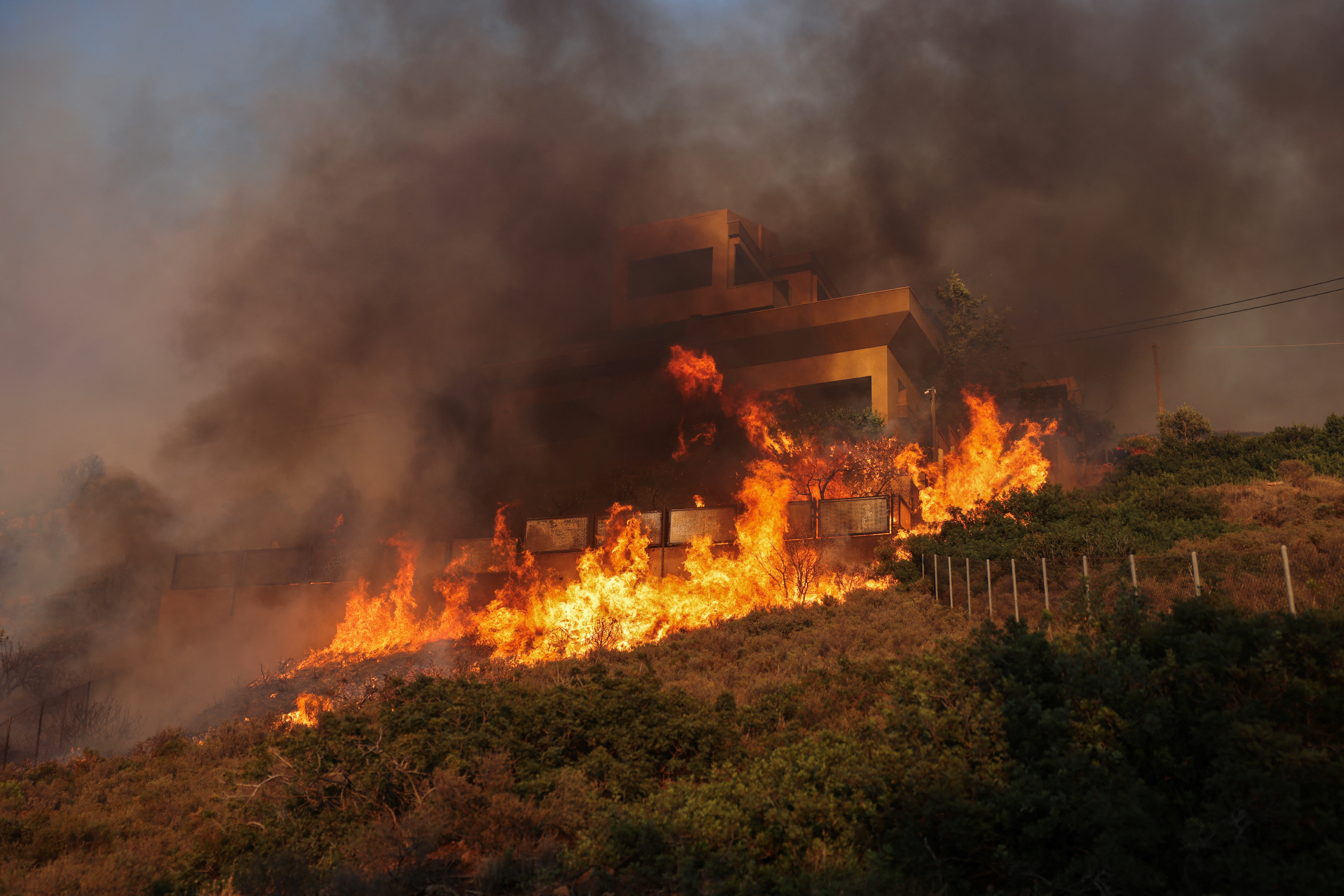 Φωτιά σε Δερβενοχώρια, Μάνδρα και Λουτράκι: Κυκλώνουν οικισμούς οι φλόγες, προειδοποιητικό μήνυμα 112 και στη Νέα Πέραμο