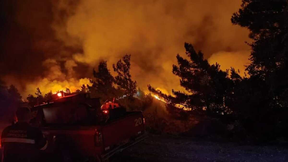 Φωτιά στη Ρόδο: Το πύρινο μέτωπο πάει προς το δάσος των Λαέρμων