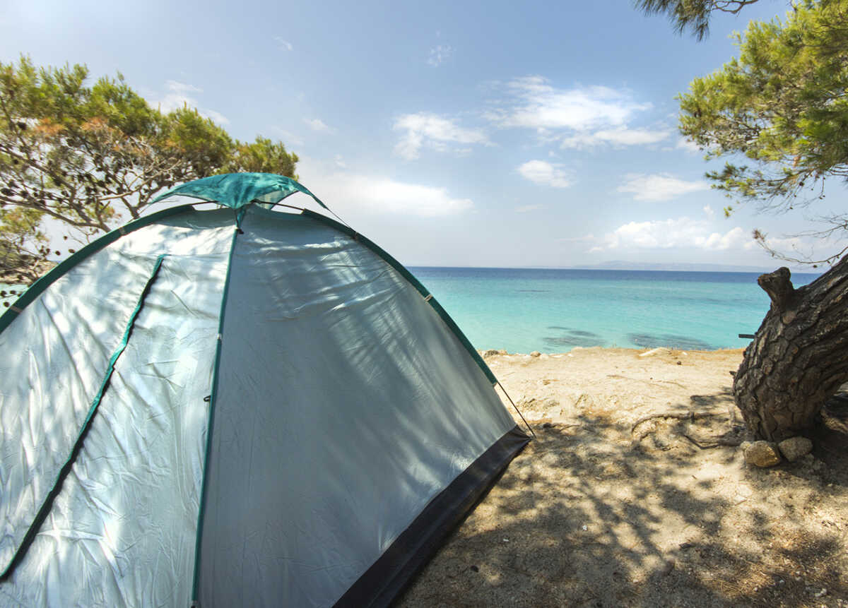 Διακοπές σε κάμπινγκ: Προτάσεις με φόντο τις υπέροχες παραλίες