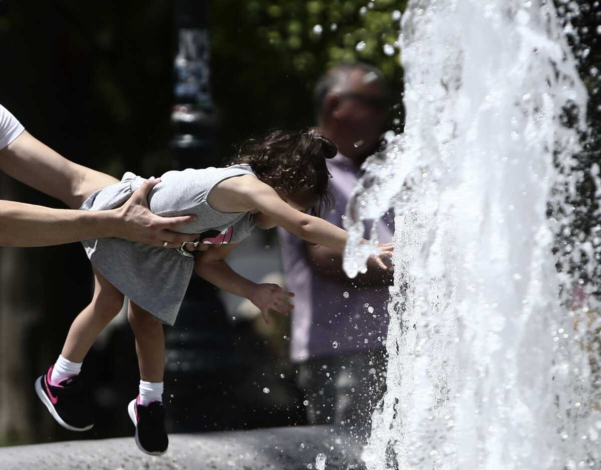 Καύσωνας Κλέων: Πώς να προστατεύσουμε τα παιδιά – Συμβουλές παιδιάτρου